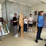 młodzież na warsztatach artystycznych