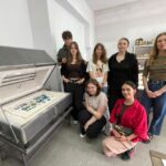 młodzież na warsztatach artystycznych