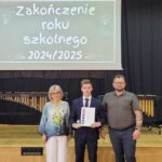 wyróżnieni uczniowie z wychowawcą i panią dyrektor