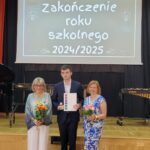 wyróżnieni uczniowie z wychowawcą i panią dyrektor
