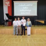 wyróżnieni uczniowie z wychowawcą i panią dyrektor