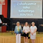 wyróżnieni uczniowie z wychowawcą i panią dyrektor