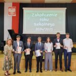 wyróżnieni uczniowie z wychowawcą i panią dyrektor