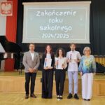wyróżnieni uczniowie z wychowawcą i panią dyrektor