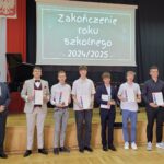 wyróżnieni uczniowie z wychowawcą i panią dyrektor