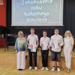 wyróżnieni uczniowie z wychowawcą i panią dyrektor
