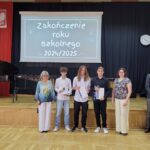 wyróżnieni uczniowie z wychowawcą i panią dyrektor