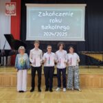 wyróżnieni uczniowie z wychowawcą i panią dyrektor