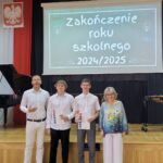 wyróżnieni uczniowie z wychowawcą i panią dyrektor