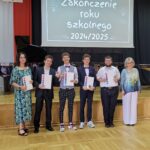 wyróżnieni uczniowie z wychowawcą i panią dyrektor