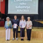 wyróżnieni uczniowie z wychowawcą i panią dyrektor