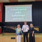 wyróżnieni uczniowie z wychowawcą i panią dyrektor