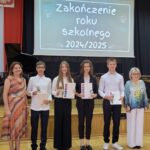 wyróżnieni uczniowie z wychowawcą i panią dyrektor