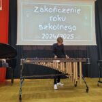 uczeń grający na wibrafonie