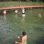 grupa ludzi w jeziorze