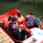 ludzie na rowerku wodnym
