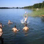 grupa ludzi w jeziorze