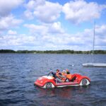 ludzie na rowerku wodnym