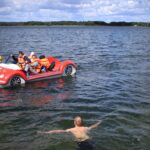 ludzie na rowerku wodnym
