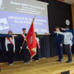 grupa ludzi - ślubowanie klas pierwszych