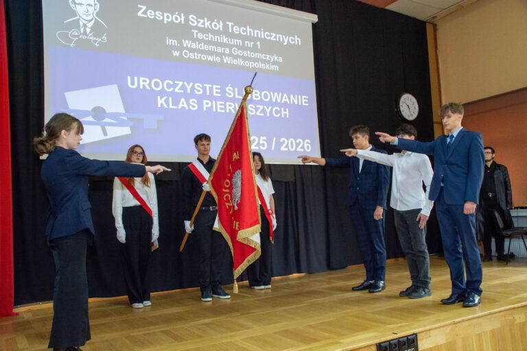 grupa ludzi - ślubowanie klas pierwszych
