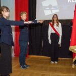 grupa ludzi - ślubowanie klas pierwszych