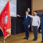 grupa ludzi - ślubowanie klas pierwszych
