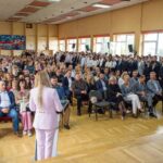 grupa ludzi - ślubowanie klas pierwszych