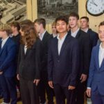 grupa ludzi - ślubowanie klas pierwszych