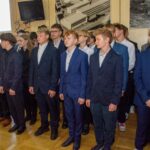 grupa ludzi - ślubowanie klas pierwszych