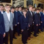 grupa ludzi - ślubowanie klas pierwszych