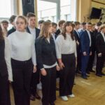 grupa ludzi - ślubowanie klas pierwszych
