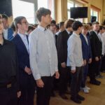 grupa ludzi - ślubowanie klas pierwszych