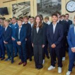 grupa ludzi - ślubowanie klas pierwszych