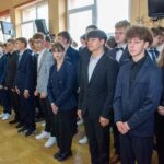 grupa ludzi - ślubowanie klas pierwszych
