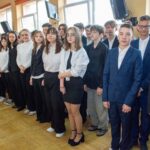 grupa ludzi - ślubowanie klas pierwszych