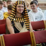 grupa przebranych ludzi