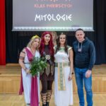 grupa przebranych ludzi