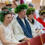 grupa przebranych ludzi