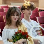 grupa przebranych ludzi