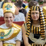 grupa przebranych ludzi