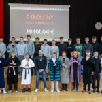 grupa przebranych ludzi