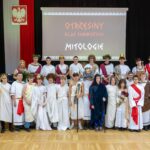 grupa przebranych ludzi