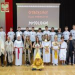 grupa przebranych ludzi