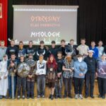 grupa przebranych ludzi