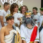 grupa przebranych ludzi