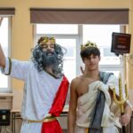 grupa przebranych ludzi