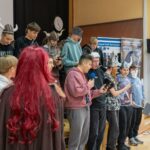 grupa przebranych ludzi