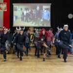 grupa przebranych ludzi