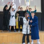 grupa przebranych ludzi